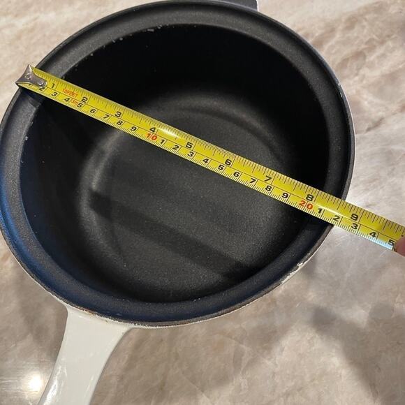 Le Creuset 2 Qt nonstick cast iron saucepan  vintage  white 22 - Picture 9 of 12